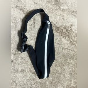 Collective Goods Running Slim Waistpack Fanny Pack, Black/Reflective Silver